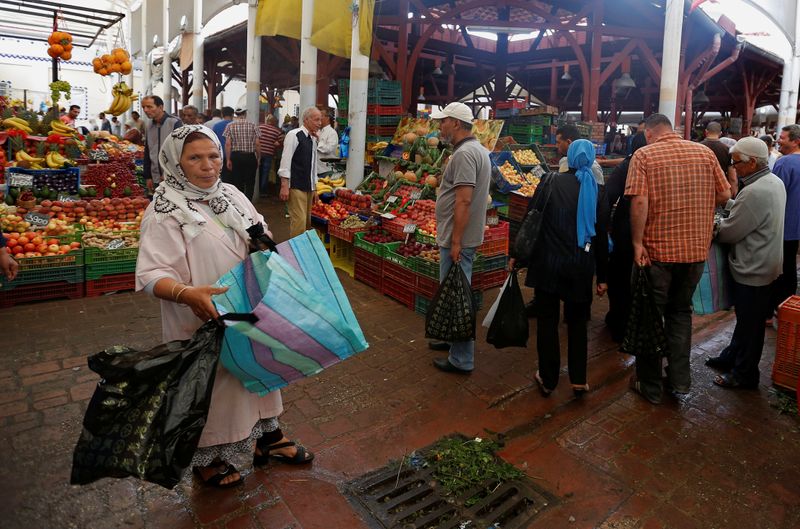 &copy; Reuters. أشخاص في سوق بوسط المدينة في تونس بصورة من أرشيف رويترز.