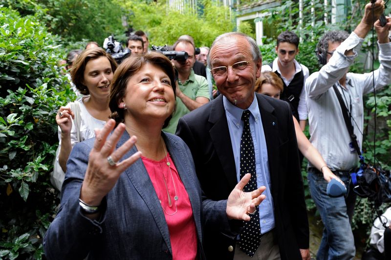 &copy; Reuters. Alex Kahn (à droite) avec Martine Aubry, la maire de Lille (à gauche). Axel Kahn, médecin, généticien et auteur de nombreux essais sur la bioéthique, est décédé à l'âge de 76 ans, a annoncé mardi la Ligue nationale contre le cancer qu'il a pr