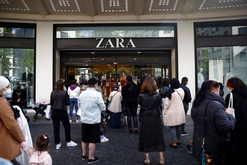 &copy; Reuters. FOTO DE ARCHIVO: Clientes frente a una tienda de Zara en Nantes mientras los negocios no esenciales reabren, Francia, 19 de mayo de 2021. REUTERS/Stephane Mahe