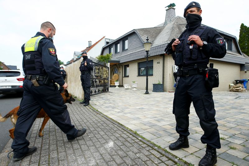 &copy; Reuters. FOTO DE ARCHIVO: Agentes de la policía alemana en Leverkusen, Alemania, el 8 de junio de 2021.  REUTERS/Thilo Schmuelgen - RC27WN9DVAZ1