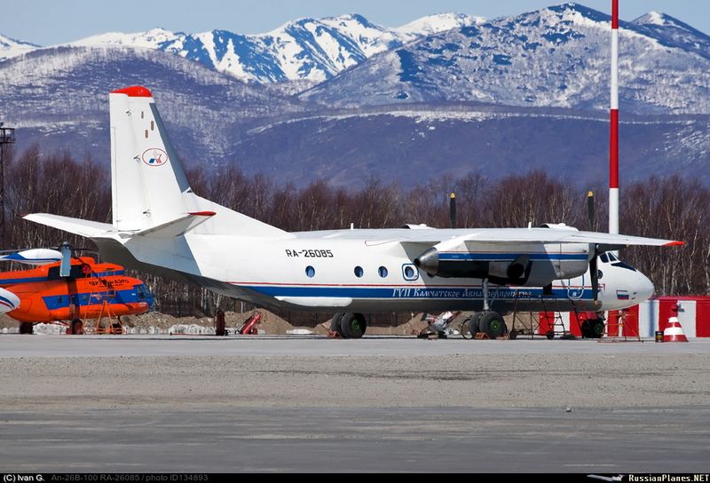 © Reuters. ロシアの通信社によると、乗客２２人と乗員６人が乗った同国の航空機が６日、極東で墜落した。ペトロパブロフスク・カムチャツキー空港でのアントノフ２６型機、非常事態省が６日公表。（２０２１年　ロイター）