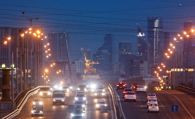 &copy; Reuters. Cars drive along a bridge with the sculpture of "Worker and Kolkhoz Woman" and skyscrapers in the background in Moscow, Russia May 25, 2021. REUTERS/Maxim Shemetov