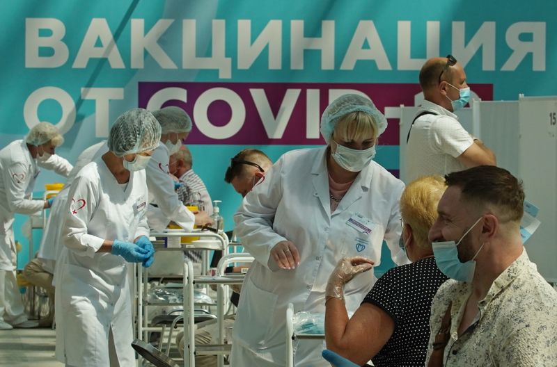 &copy; Reuters. People receive a vaccine against the coronavirus disease (COVID-19) at a vaccination centre in Gostiny Dvor in Moscow, Russia July 6, 2021. REUTERS/Tatyana Makeyeva