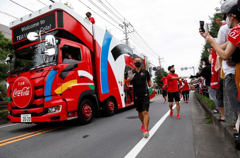 &copy; Reuters. Caminhão de patrocinador e equipe de organização no primeiro dia do revezamento da tocha olímpica em Tóquio
06/07/ 2021. 
REUTERS/Androniki Christodoulou