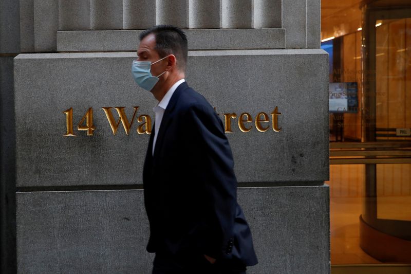 &copy; Reuters. Imagen de archivo de una persona con mascarilla pasando por Wall Street, en Nueva York, EEUU.