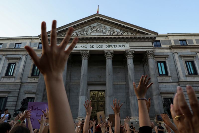 &copy; Reuters. FOTO DE ARCHIVO: Manifestantes durante una sentada frente al Parlamento español contra la liberación bajo fianza de cinco hombres conocidos como "La Manada", exculpados de una violación en grupo de una adolescente y condenados por un delito menor de ab