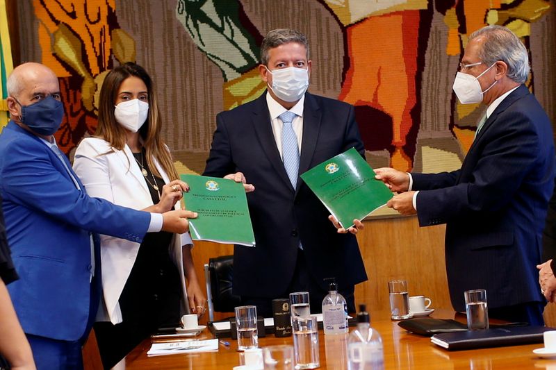 &copy; Reuters. Presidente da Câmara dos Deputados, Arthur Lira, recebe proposta de reforma tributária do governo das mãos dos ministros Paulo Guedes (Economia), Flávia Arruda (Secretaria de Governo) e Luiz Eduardo Ramos (Casa Civil)
25/06/2021 REUTERS/Adriano Machad