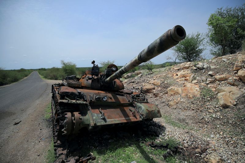 &copy; Reuters. دبابة مدمرة خلال قتال بين القوات الاثيوبية وقوات متمردة في بلدة حميرا بإقليم تيجراي في الأول من يوليو تموز 2021. صورة لرويترز.