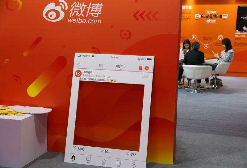 &copy; Reuters. 中国の短文投稿サイト「微博（ウェイボ）」のチャールズ・チャオ会長と国有投資会社が、米ナスダック市場に上場するウェイボの非公開化について協議を進めている（２０２１年　ロイタ