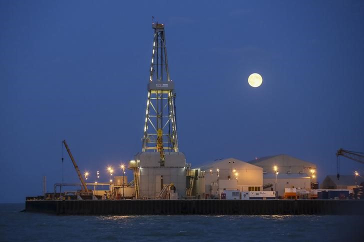 &copy; Reuters. The full moon rises in the background over an oil rig at the Kashagan offshore oil field in the Caspian sea in western Kazakhstan August 21, 2013. After costing nearly $50 billion, mostly paid by some of the world's top oil companies, Kashagan may now be 