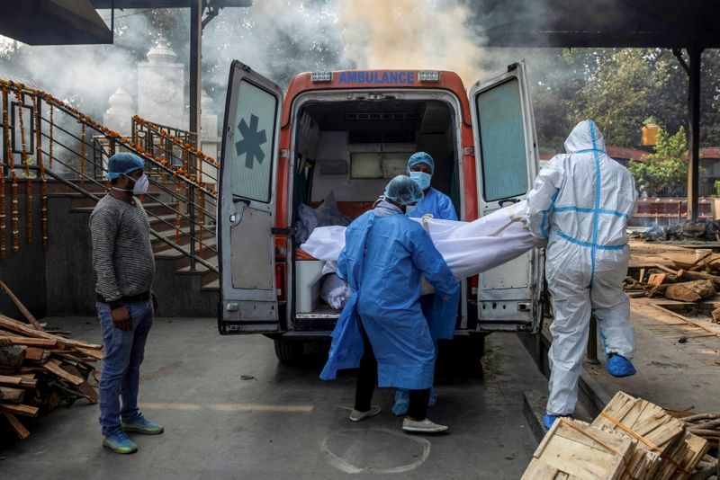 © Reuters. Trabalhadores da saúde transportam corpo de um homem que morreu com Covid-19 de uma ambulância para um crematório em Nova Délhi, Índia
13/11/2020 REUTERS/Danish Siddiqui   