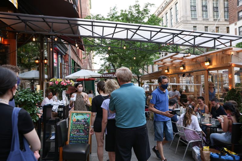 &copy; Reuters. IMAGEN DE ARCHIVO. Personas asisten a un restaurante a medida que se relajan las restricciones derivadas del COVID-19 en Manhattan, Nueva York, EEUU, Mayo 23, 2021. REUTERS/Caitlin Ochs