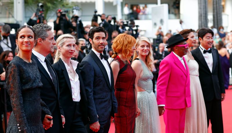 &copy; Reuters. Membros do júri do Festival de Cannes no tapete vermelho
06/07/2021
REUTERS/Johanna Geron