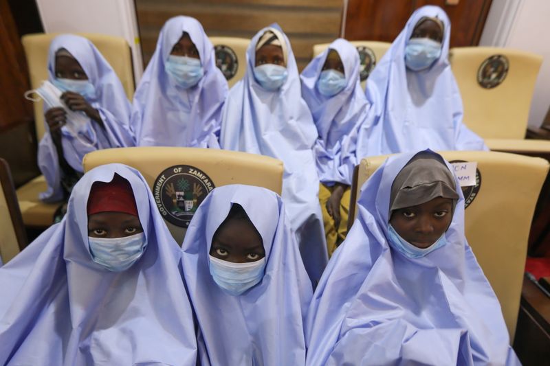 &copy; Reuters. الفتيات اللات] أختطفن من مدرسة في شمال غرب نيجيريا بعد إطلاق سراحهن يوم 2 مارس آذار 2021. تصوير: أفولابي ستوندي - رويترز. 
