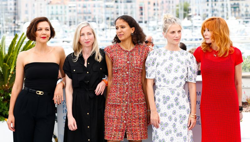 &copy; Reuters. Las miembros del jurado de la edición 74 del Festival de Cine de Cannes (de derecha a izquierda) Mylène Farmer, Mélanie Laurent, Mati Diop, Jessica Hausner y Maggie Gyllenhaal posan durante una sesión fotográfica en Cannes, Francia. 6 de julio, 2021.