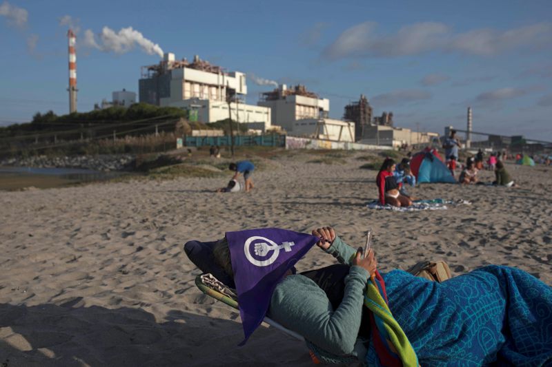 &copy; Reuters. IMAGEN DE ARCHIVO REFERENCIAL. Una mujer ve su teléfono móvil mientras visita una playa cerca de una planta termoeléctrica en el área de Ventanas, en Valparaíso, Chile Febrero 16, 2020. REUTERS/Pablo Sanhueza