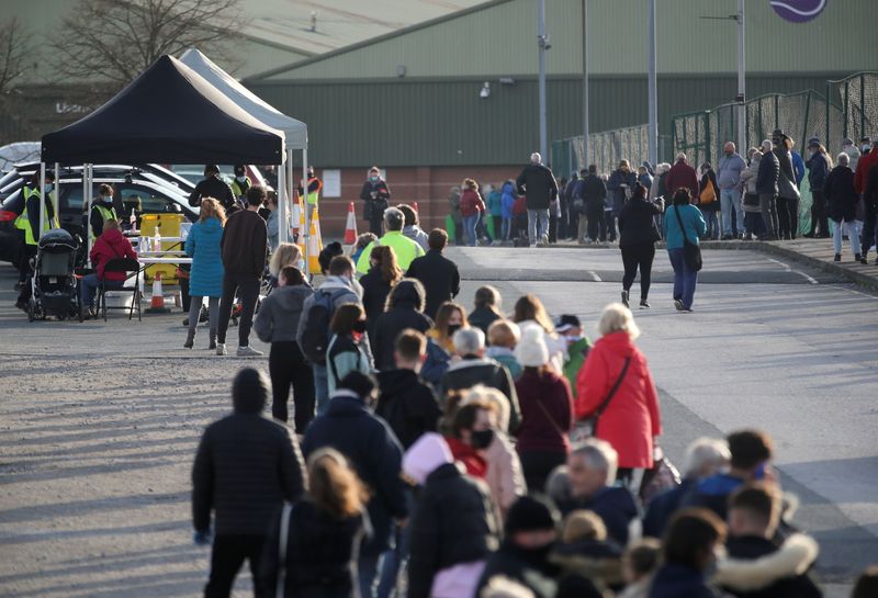 &copy; Reuters. FILE PHOTO: People queue at the coronavirus disease (COVID-19) testing centre in Liverpool, Britain November 6, 2020. REUTERS/Carl Recine