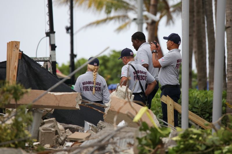 &copy; Reuters. فريق إنقاذ في موقع المبنى المنهار بولاية فلوريدا الأمريكية في 6 يوليو تموز 2021. تصوير: ماركو بيلو - رويترز