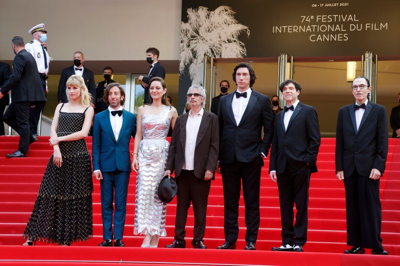 &copy; Reuters. أبطال فيلم (آنيت) يتوسطهم المخرج ليوس كاراكس قبل عرضه بمهرجان كان السينمائي في فرنسا يوم الثلاثاء. رويترز