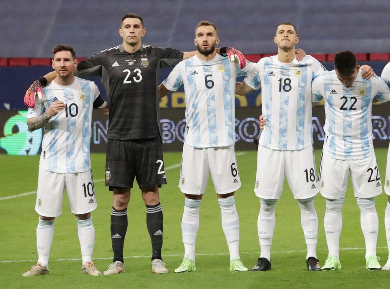 &copy; Reuters. حارس المرمى إميليانو مارتينيز يتوسط لاعبي الأرجنتين قبل المباراة أمام كولومبيا يوم الثلاثاء في كأس كوبا أمريكا لكرة القدم. رويترز