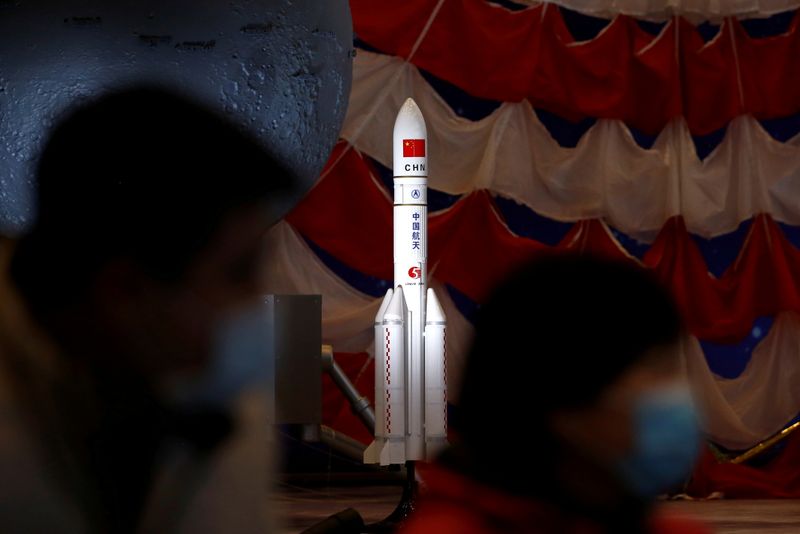 &copy; Reuters. FILE PHOTO: A model of the Long March-5 Y5 rocket from China's lunar exploration program Chang'e-5 Mission is displayed at an exhibition inside the National Museum in Beijing, China March 3, 2021. REUTERS/Tingshu Wang/File Photo