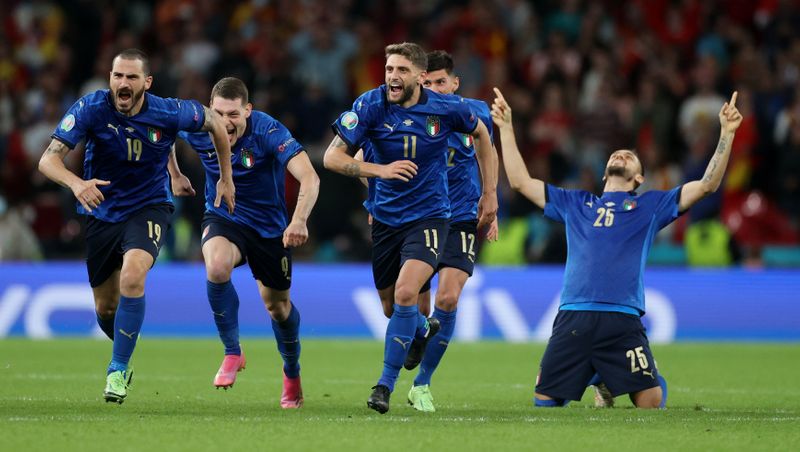 &copy; Reuters. Soccer Football - Euro 2020 - Semi Final - Italy v Spain - Wembley Stadium, London, Britain - July 6, 2021 Italy players celebrate after winning the penalty shoot-out Pool via REUTERS/Carl Recine