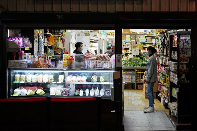 © Reuters. أشخاص يضعون كمامات في وسط المدينة بسيدني يوم الثلاثاء. تصوير: لورين إيليوت - رويترز