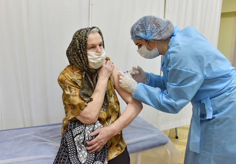&copy; Reuters. FOTO DE ARCHIVO: Una mujer recibe una dosis de la vacuna contra la COVID-19 desarrollada por la Universidad de Oxford University y AstraZeneca, que es producida en la India y vendida bajo el nombre Covishield, en una clínica en Lviv, Ucrania, el 24 de ma