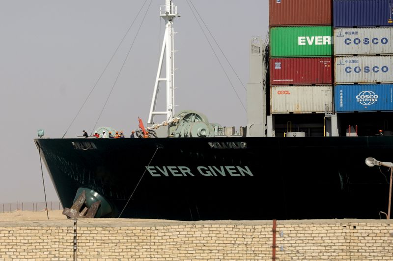 &copy; Reuters. السفينة إيفر جيفن في قناة السويس بصورة من أرشيف رويترز.
