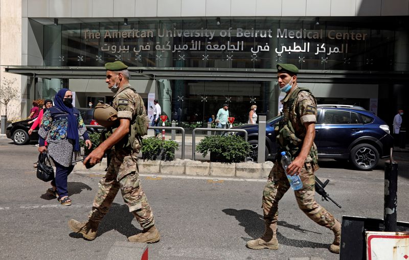 &copy; Reuters. جنديان لبنانيان يسيران لدى تأمينهما المركز الطبي في الجامعة الأمريكية في بيروت بصورة من أرشيف رويترز.