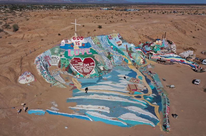 © Reuters. An aerial view shows tourists visiting Salvation Mountain,  as California faces its worst drought since 1977, in Slab City, California, U.S., July 4, 2021. REUTERS/Aude Guerrucci    