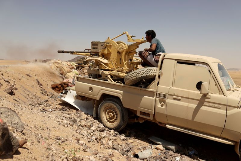 &copy; Reuters. Un combattente del governo yemenita spara con un'arma montata su un veicolo durante i combattimenti contro i combattenti Houthi a Marib, Yemen, 28 marzo 2021. REUTERS/Ali Owidha
