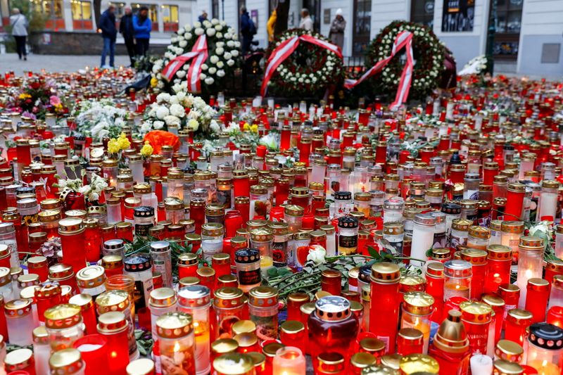 &copy; Reuters. La police allemande a perquisitionné mercredi les domiciles de deux complices présumés de l'auteur de l'attaque meurtrière commise à Vienne en novembre dernier. /Photo prise le 9 novembre 2020/REUTERS/Leonhard Foeger