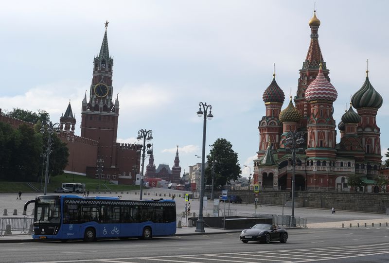 &copy; Reuters. FOTO DE ARCHIVO: La Catedral de San Basilio y de la Torre Spasskaya del Kremlin en Moscú, Rusia 19 de junio de 2020. REUTERS/Evgenia Novozhenina