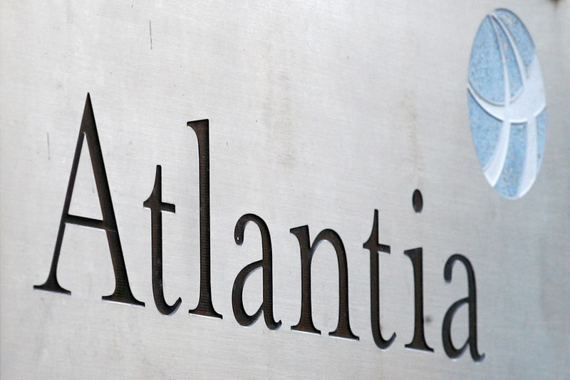 &copy; Reuters. FOTO DE ARCHIVO: El logotipo de Atlantia fuera de su sede, en Roma, Italia 5 de octubre de 2020. REUTERS/Guglielmo Mangiapane/File Photo