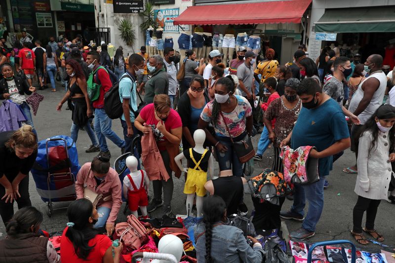 © Reuters. Pessoas observam roupas à venda em rua comercial popular em São Paulo, Brasil
17/12/2020 REUTERS/Amanda Perobelli
