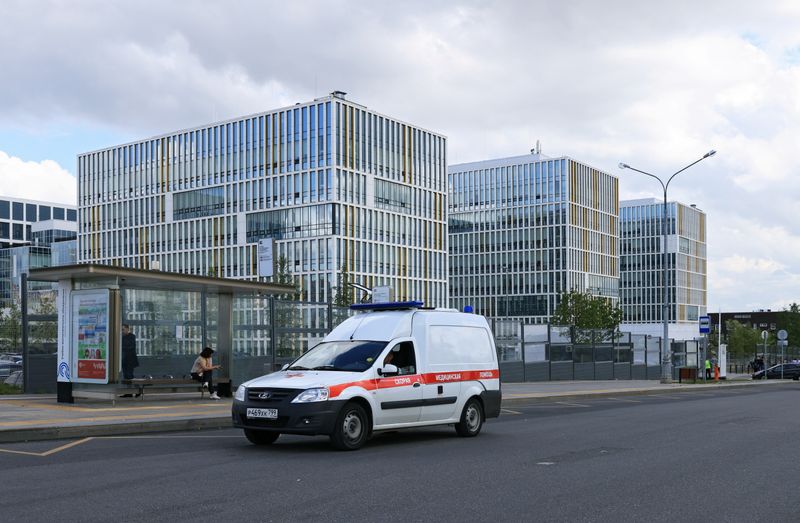 &copy; Reuters. An ambulance drives near a hospital for patients infected with the coronavirus disease (COVID-19) on the outskirts of Moscow, Russia July 2, 2021. REUTERS/Tatyana Makeyeva