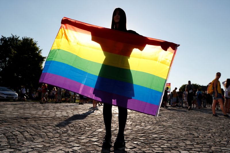 &copy; Reuters. FOTO DE ARCHIVO: Un manifestante sostiene la bandera LGBT durante una protesta contra una ley que prohíbe el contenido LGBTQ en las escuelas y los medios de comunicación en el Palacio Presidencial en Budapest, Hungría, 16 de junio de 2021. REUTERS/Bern