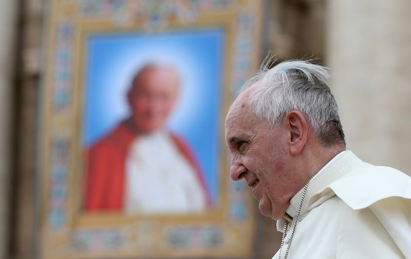 &copy; Reuters. Papa Francisco passa ao lado de uma tapeçaria do falecido Papa João Paulo II, no Vaticano
30/04/2014 REUTERS/Alessandro Bianchi/File Photo