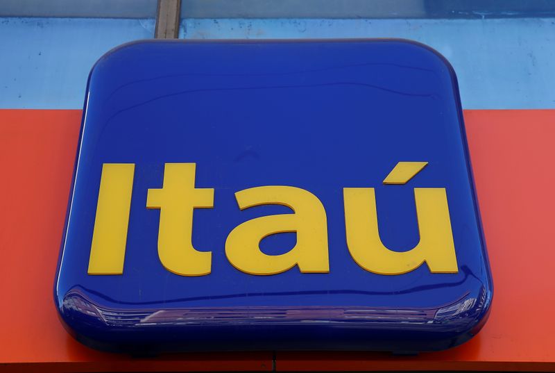 &copy; Reuters. Foto de archivo ilustrativa del logo de Itau en Viña del Mar, Chile