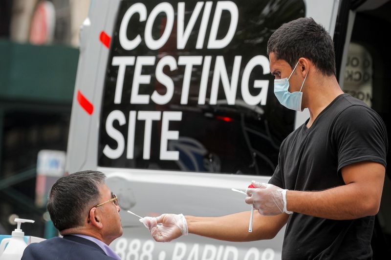 &copy; Reuters. FILE PHOTO: A man receives a coronavirus disease (COVID-19) test at a mobile testing van in Brooklyn, New York, U.S., June 2, 2021. REUTERS/Brendan McDermid