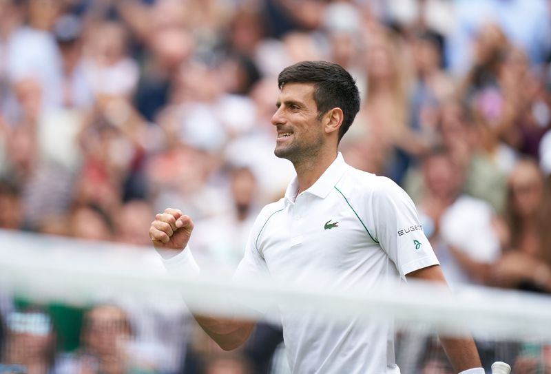 &copy; Reuters. El tenista serbio Novak Djokovic celebra su triunfo en cuartos de final del Abierto de Wimbledon sobre el húngaro Marton Fucsovics. Mandatory Credit: Peter van den Berg-USA TODAY Sports