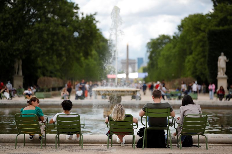 &copy; Reuters. Pessoas sentadas em frente a uma fonte em parque de Paris
28/06/2021
REUTERS/Sarah Meyssonnier