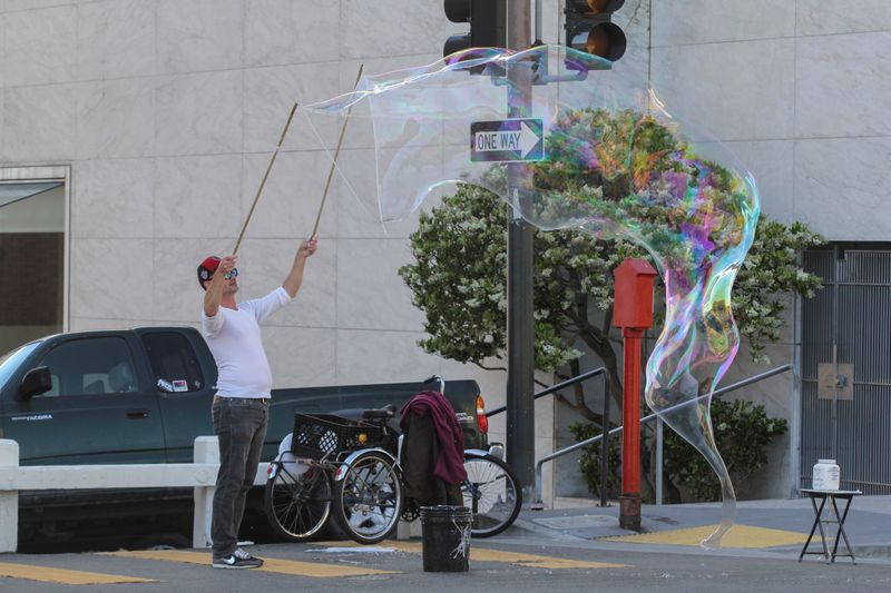 &copy; Reuters. "Homem-Bolha" percorre ruas de San Francisco levando alegria
15/06/2021
REUTERS/Nathan Frandino