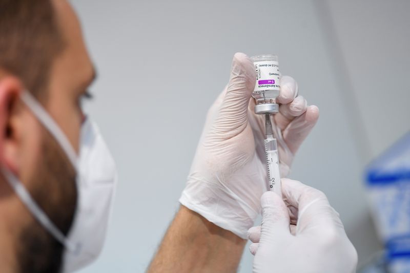 &copy; Reuters. FOTO DE ARCHIVO: Un trabajador médico prepara una vacuna en un centro de vacunación COVID-19 que ofrece la vacuna de AstraZeneca, mientras el número de infecciones por la enfermedad del coronavirus disminuye en Múnich, Alemania, el 13 de mayo de 2021.