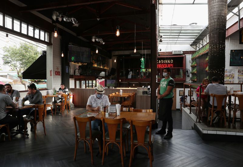 &copy; Reuters. Clientes em restaurante em São Paulo
06/07/2021
REUTERS/Amanda Perobelli