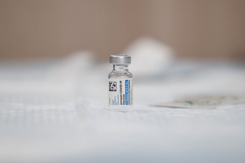 &copy; Reuters. Foto de archivo ilustrativa de un vial de la vacuna de Johnson & Johnson contra el COVID-19
Mar 3, 2021. REUTERS/Shannon Stapleton