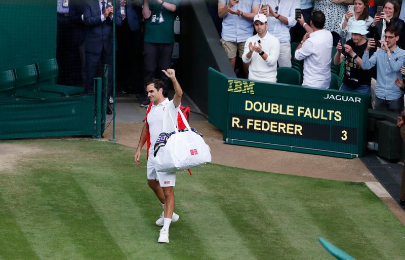 &copy; Reuters. Roger Federer acena para torcedores ao deixar a quadra após ser derrotado nas quartas de final em Wimbledon
07/07/2021 REUTERS/Paul Childs