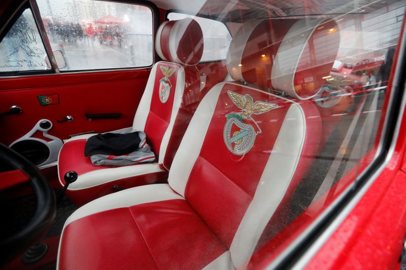 &copy; Reuters. Distintivo do Benfica em carro do lado de fora do Estádio da Luz, em Lisboa
18/10/2017 Action Images via Reuters/Carl Recine