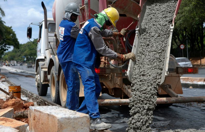 © Reuters. Trabalhadores utilizam cimento em obra em Belo Horizonte (MG) 
06/03/2012
REUTERS/Washington Alves 